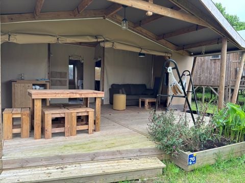 Tente en toile et en bois 4 personnes -  	 Ecolodge Cotton toilée CONFORT 35m² (2 chambres) dont terrasse couverte de 11m² + TV | 4 personnes
