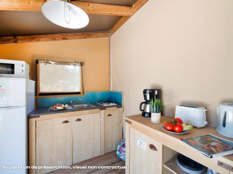 Tente en toile et en bois 6 personnes - Ecolodge Cotton toilée CONFORT 35m² (3 chambres) - dont terrasse couverte de 11m² + TV | 6 personnes