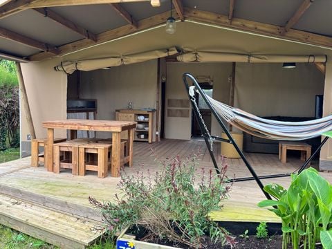Tente en toile et en bois 6 personnes - Ecolodge Cotton toilée CONFORT 35m² (3 chambres) - dont terrasse couverte de 11m² + TV | 6 personnes