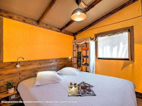 Tente en toile et en bois 6 personnes - Ecolodge Cotton toilée CONFORT 35m² (3 chambres) - dont terrasse couverte de 11m² + TV | 6 personnes