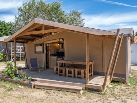 Tente en toile et en bois 6 personnes - Ecolodge Cotton toilée CONFORT 35m² (3 chambres) - dont terrasse couverte de 11m² + TV | 6 personnes