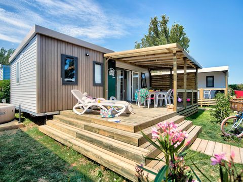 MOBILHOME 4 personnes - Homeflower PREMIUM avec Jacuzzi - 29m² (2 chambres) + terrasse semi-couverte + TV + Plancha + Clim | 4 personnes