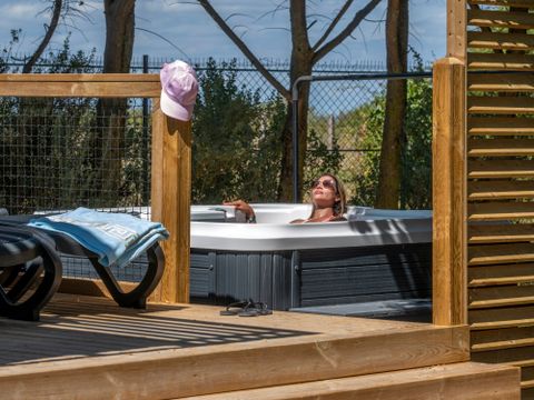 MOBILHOME 4 personnes - Homeflower PREMIUM avec Jacuzzi - 29m² (2 chambres) + terrasse semi-couverte + TV + Plancha + Clim | 4 personnes