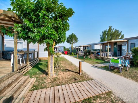 MOBILHOME 4 personnes - Homeflower PREMIUM avec Jacuzzi - 29m² (2 chambres) + terrasse semi-couverte + TV + Plancha + Clim | 4 personnes