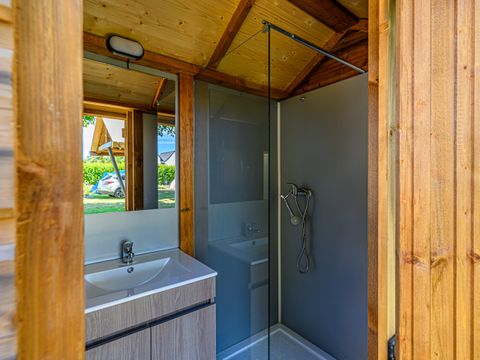 Emplacement - Forfait Premium : emplacement 10A équipé d'une Freecamp (cabane avec sanitaires et cuisine ouverte)