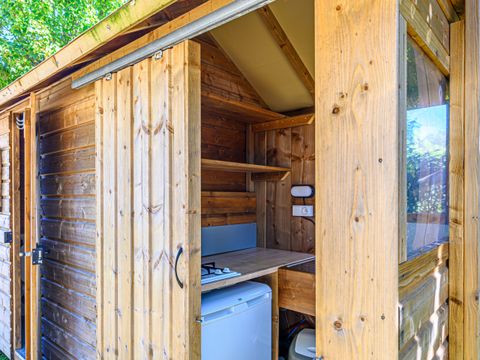 Emplacement - Forfait Premium : emplacement 10A équipé d'une Freecamp (cabane avec sanitaires et cuisine ouverte)