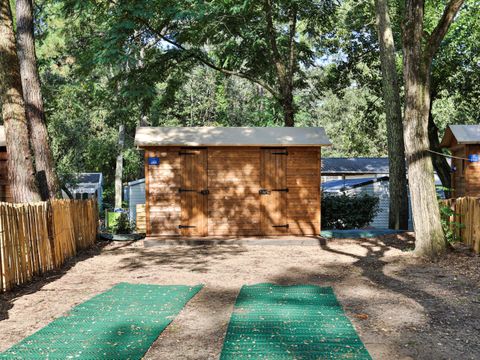 Emplacement - Forfait Premium : emplacement 10A équipé d'une Freecamp (cabane avec sanitaires et cuisine ouverte)