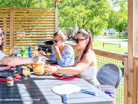 MOBILHOME 6 personnes - NEW // Homeflower Premium CLIM 35m² (3 chambres) + terrasse semi-couverte + TV + draps + serviettes 6 pers.