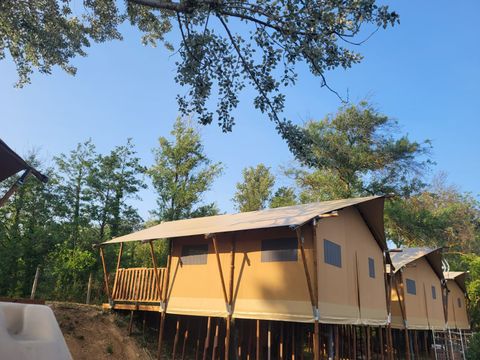 Tente en toile et en bois 4 personnes - Glamping Lodge PREMIUM RIVER 27m² - 2 chambres - TV - clim - terrasse couverte - vue rivière