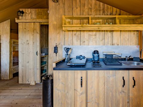 Tente en toile et en bois 4 personnes - Glamping Lodge PREMIUM RIVER 27m² - 2 chambres - TV - clim - terrasse couverte - vue rivière