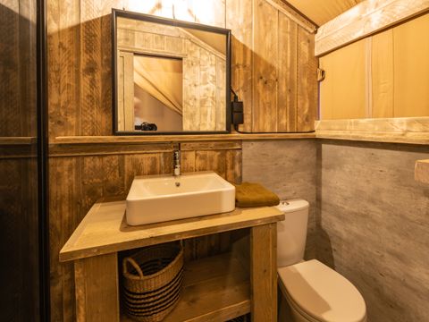 Tente en toile et en bois 4 personnes - Glamping Lodge PREMIUM RIVER 27m² - 2 chambres - TV - clim - terrasse couverte - vue rivière