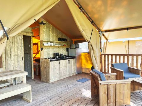 Tente en toile et en bois 4 personnes - Glamping Lodge PREMIUM RIVER 27m² - 2 chambres - TV - clim - terrasse couverte - vue rivière