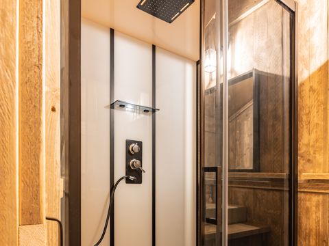 Tente en toile et en bois 4 personnes - Glamping Lodge PREMIUM RIVER 27m² - 2 chambres - TV - clim - terrasse couverte - vue rivière