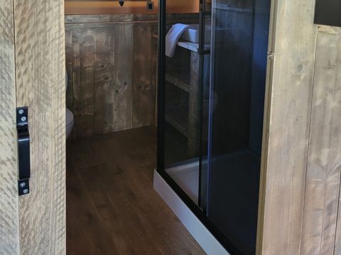 Tente en toile et en bois 4 personnes - Glamping Lodge PREMIUM RIVER 27m² - 2 chambres - TV - clim - terrasse couverte - vue rivière