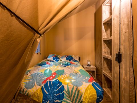 Tente en toile et en bois 4 personnes - Glamping Lodge PREMIUM RIVER 27m² - 2 chambres - TV - clim - terrasse couverte - vue rivière