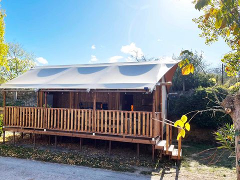 Tente en toile et en bois 4 personnes - Glamping Lodge PREMIUM 34m² - 2 chambres - TV - climatisation - terrasse couverte