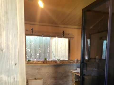 Tente en toile et en bois 4 personnes - Glamping Lodge PREMIUM 34m² - 2 chambres - TV - climatisation - terrasse couverte