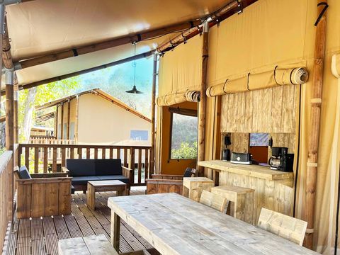 Tente en toile et en bois 4 personnes - Glamping Lodge PREMIUM 34m² - 2 chambres - TV - climatisation - terrasse couverte