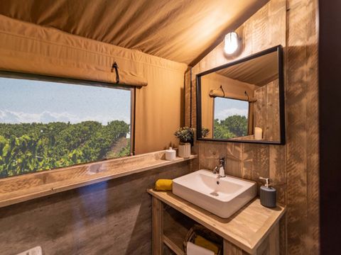 Tente en toile et en bois 4 personnes - Glamping Lodge PREMIUM 34m² - 2 chambres - TV - climatisation - terrasse couverte
