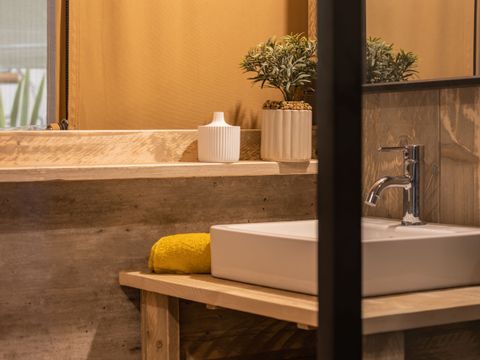 TENTE TOILE ET BOIS 4 personnes - Glamping Lodge PREMIUM 34m² - 2 chambres - TV - climatisation - terrasse couverte -