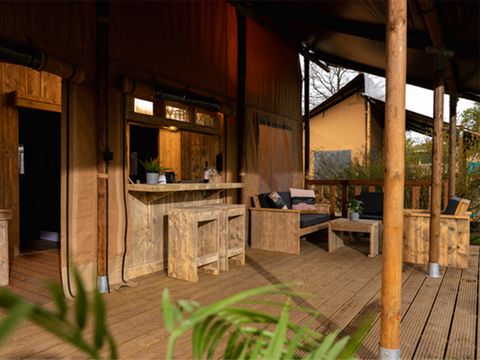 Tente en toile et en bois 4 personnes - Glamping Lodge PREMIUM 34m² - 2 chambres - TV - climatisation - terrasse couverte