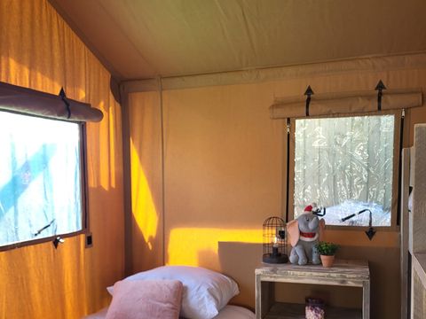 Tente en toile et en bois 4 personnes - Glamping Lodge PREMIUM 34m² - 2 chambres - TV - climatisation - terrasse couverte