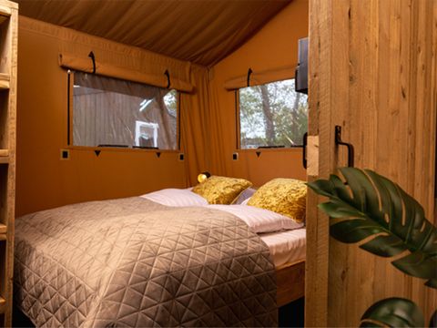 Tente en toile et en bois 4 personnes - Glamping Lodge PREMIUM 34m² - 2 chambres - TV - climatisation - terrasse couverte