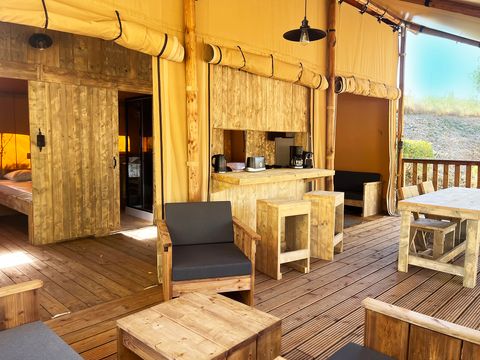 Tente en toile et en bois 4 personnes - Glamping Lodge PREMIUM 34m² - 2 chambres - TV - climatisation - terrasse couverte