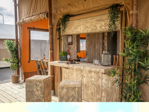 Tente en toile et en bois 4 personnes - Glamping Lodge PREMIUM 34m² - 2 chambres - TV - climatisation - terrasse couverte