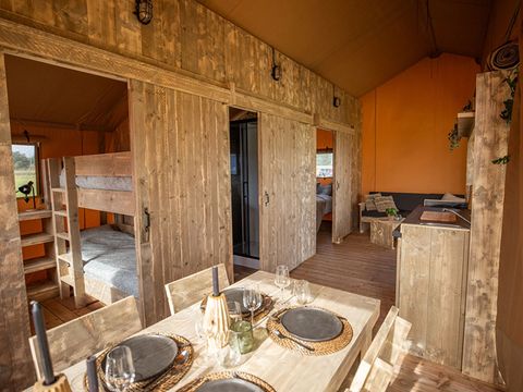 Tente en toile et en bois 4 personnes - Glamping Lodge PREMIUM 34m² - 2 chambres - TV - climatisation - terrasse couverte