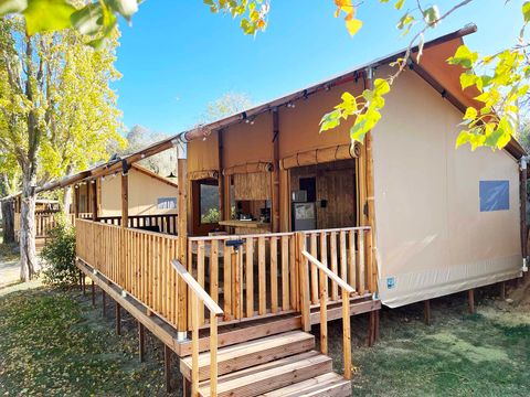 Tente en toile et en bois 4 personnes - Glamping Lodge PREMIUM 34m² - 2 chambres - TV - climatisation - terrasse couverte