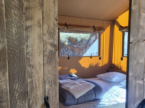 Tente en toile et en bois 4 personnes - Glamping Lodge PREMIUM RIVER 27m² - 2 chambres - TV - clim - terrasse couverte - vue rivière