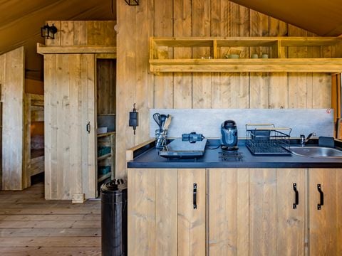 TENTE TOILE ET BOIS 4 personnes - Glamping Lodge PREMIUM RIVER 27m² - 2 chambres - TV - clim - terrasse couverte - vue rivière -