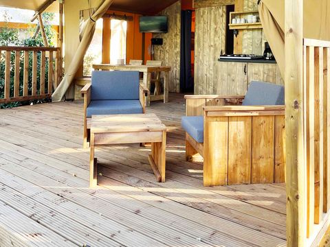 Tente en toile et en bois 4 personnes - Glamping Lodge PREMIUM RIVER 27m² - 2 chambres - TV - clim - terrasse couverte - vue rivière