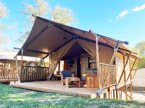 Tente en toile et en bois 4 personnes - Glamping Lodge PREMIUM RIVER 27m² - 2 chambres - TV - clim - terrasse couverte - vue rivière