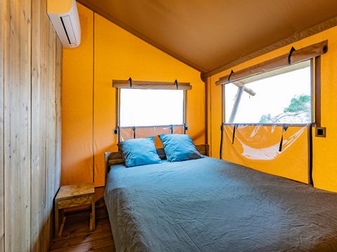 Tente en toile et en bois 4 personnes - Glamping Lodge PREMIUM RIVER 27m² - 2 chambres - TV - clim - terrasse couverte - vue rivière
