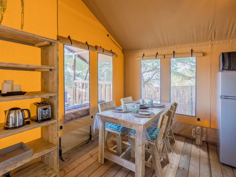 Tente en toile et en bois 4 personnes - Glamping Lodge PREMIUM RIVER 27m² - 2 chambres - TV - clim - terrasse couverte - vue rivière