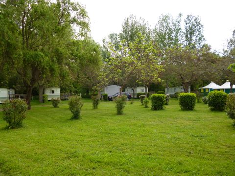 Emplacement - Camping pour tente, caravane ou camping-car 10A
