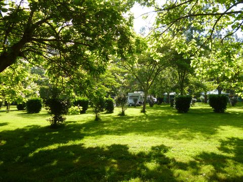 Emplacement - Camping pour tente, caravane ou camping-car 10A