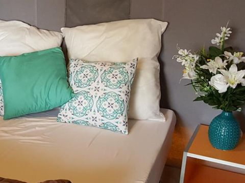 TENTE TOILE ET BOIS 4 personnes - Tente équipée (sans sanitaires ni chauffage)