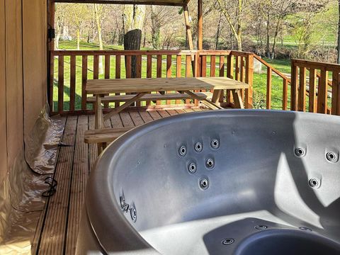 Tente en toile et en bois 4 personnes - Wood Lodge Premium Spa