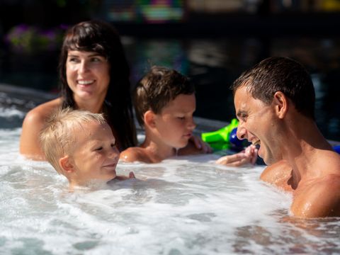 Tente en toile et en bois 4 personnes - Wood Lodge Premium Spa