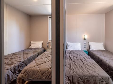 Mobilhome 6 personnes - Mobil-home | Ultimate | 3 Ch. | 6 Pers. | Terrasse surélevée | Jacuzzi | 2 SDB | Clim.