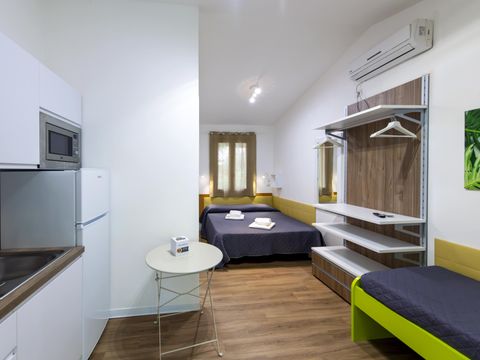 STUDIO 3 personnes - GREEN HOME Studio (séjour avec kitchenette, lit double et lit d'enfant)