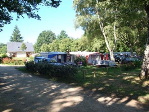 Emplacement - Forfait Confort (1 tente, caravane ou camping-car / 1 voiture / électricité 10A)