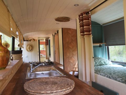 HÉBERGEMENT INSOLITE 4 personnes - Ligne 3C - bus scolaire aménagé