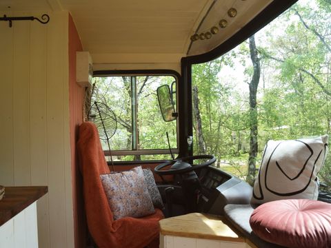 HÉBERGEMENT INSOLITE 4 personnes - Ligne 3C - bus scolaire aménagé