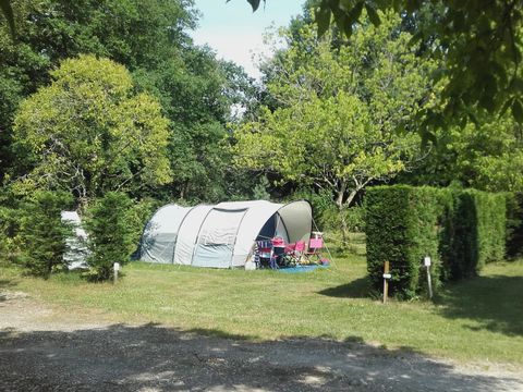 Emplacement - Emplacement: voiture + tente/caravane ou camping-car