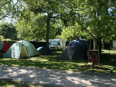 Emplacement - Emplacement: voiture + tente/caravane ou camping-car