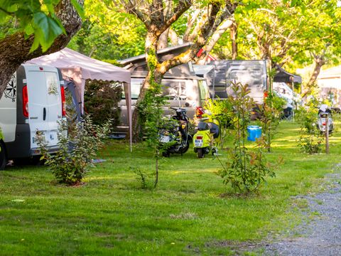 Emplacement - Emplacement Grand Confort 3 grappes: voiture + tente/caravane ou camping-car